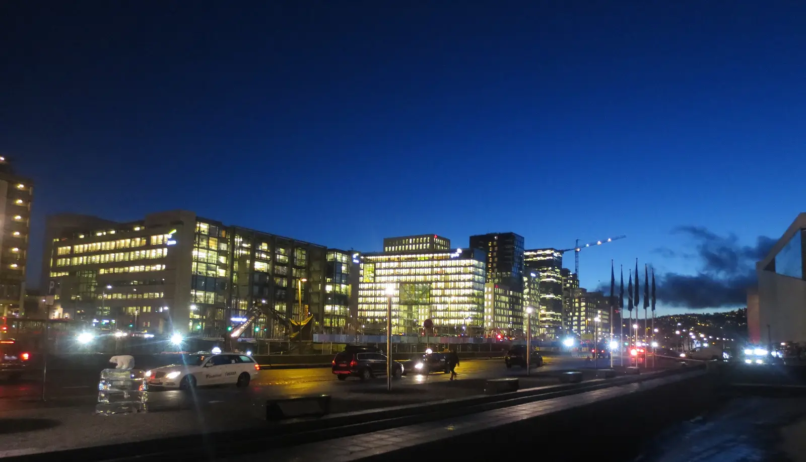 Kontorbygg i Bjørvika med lys i vinduene