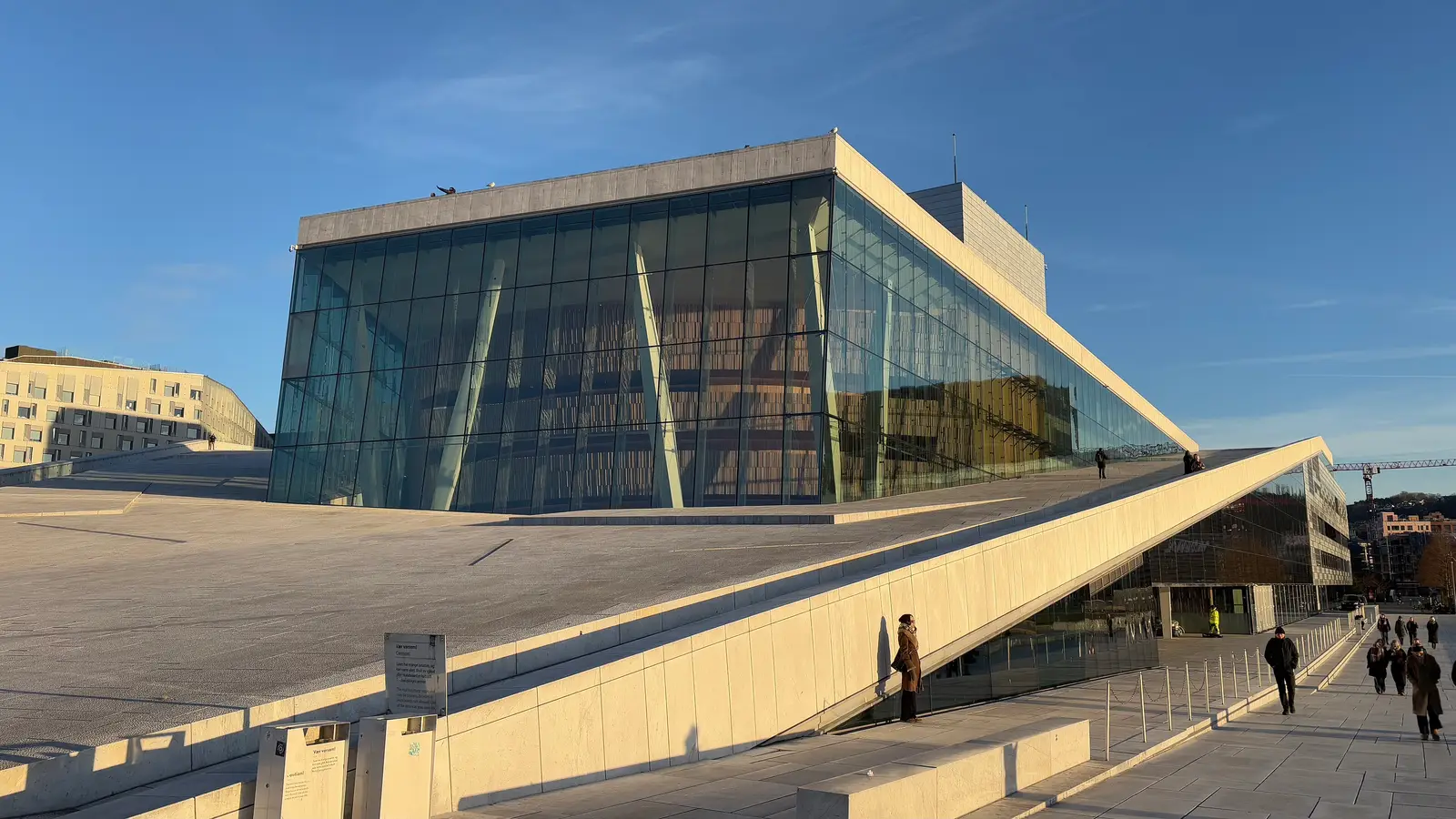 Operahuset i Oslo i kveldssol